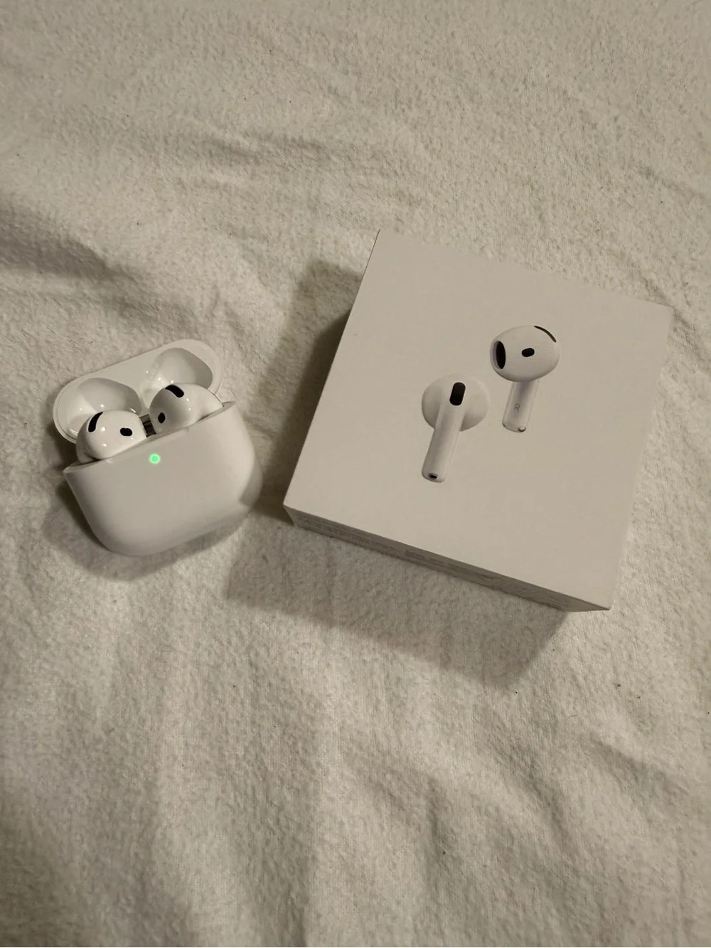 Apple White Wireless Earbuds with Charging Case